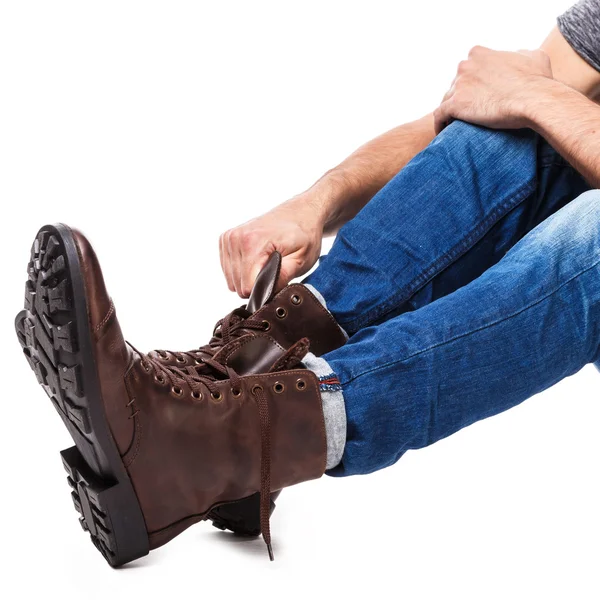 Uomo allacciatura scarpe — Foto Stock