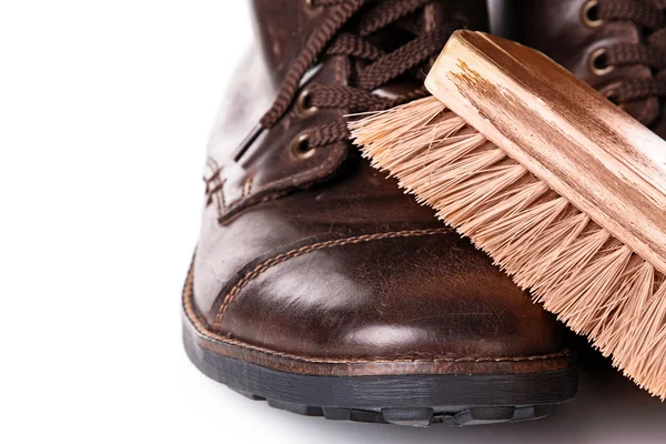 Czyszczenia pędzla i skórzane buty — Zdjęcie stockowe