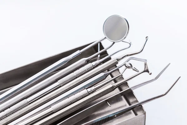 Различные стоматологические инструменты — стоковое фото