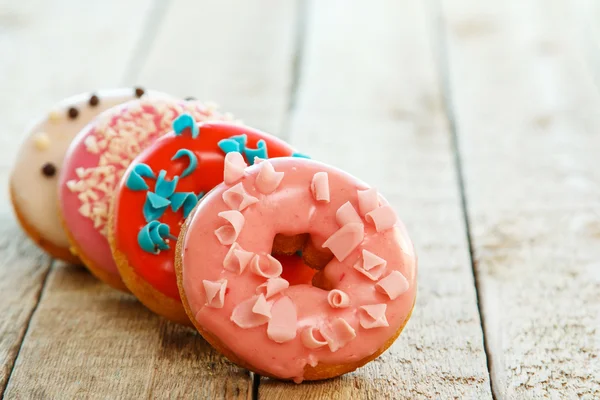 Donuts colorés sur la table — Photo