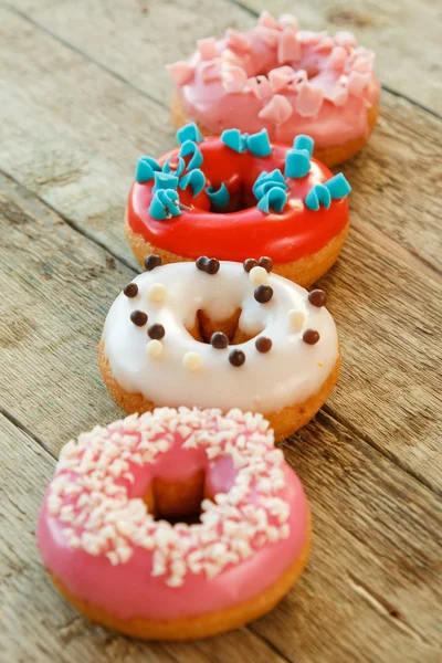 Donuts coloridos na mesa — Fotografia de Stock