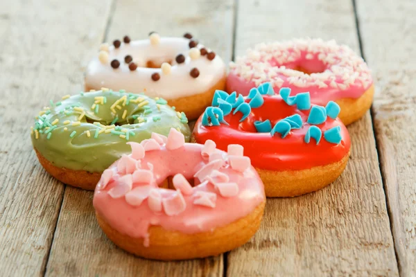 Donuts coloridos na mesa — Fotografia de Stock