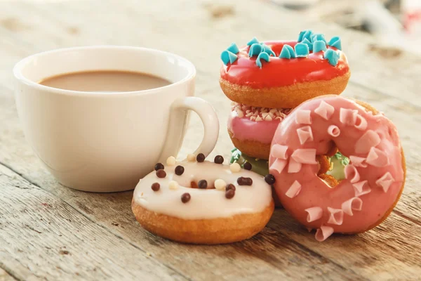 Чашка кофе и пончики — стоковое фото