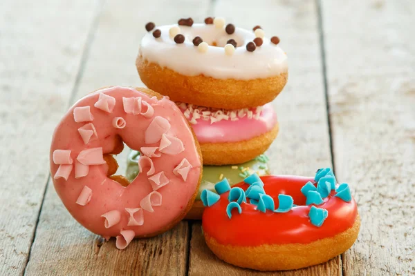 Donuts colorés sur la table — Photo