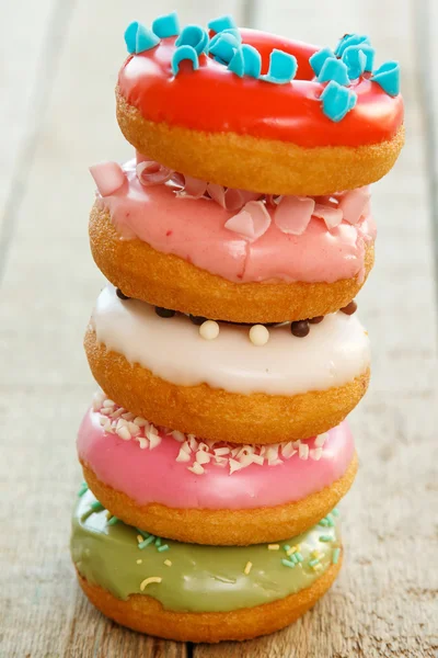 Красочные пончики на столе — стоковое фото