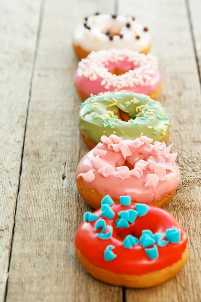 Donuts colorés sur la table — Photo