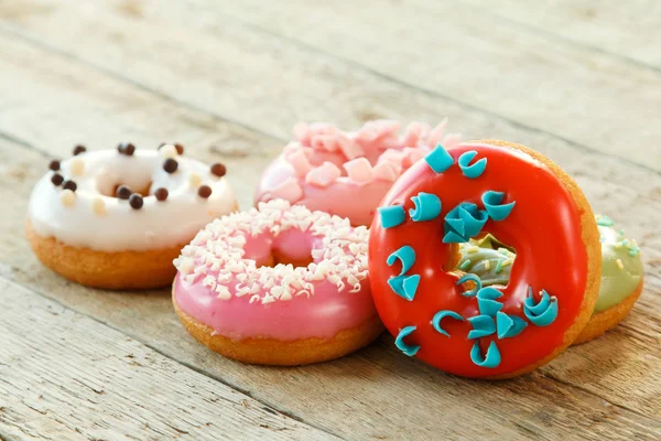 Donuts coloridos na mesa — Fotografia de Stock