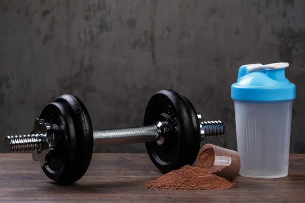 Dumbell e proteína em pó — Fotografia de Stock