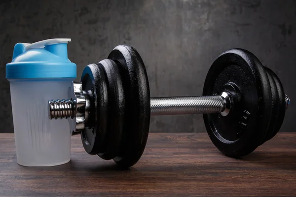 Dumbbells and shaker for protein cocktail — Stock Photo, Image