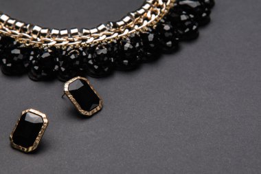 Kolye ve küpe siyah taşlarla