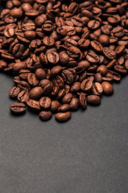 Gri yüzeyde kahve çekirdekleri