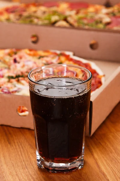 콜라와 피자의 유리 — 스톡 사진
