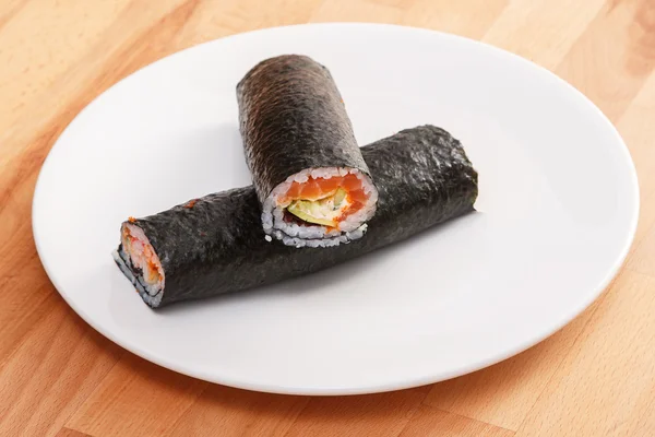 Sushi rolsl på plattan — Stockfoto