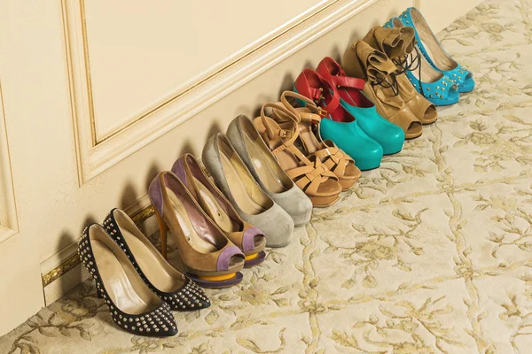 Различные женские туфли на высоких каблуках — стоковое фото