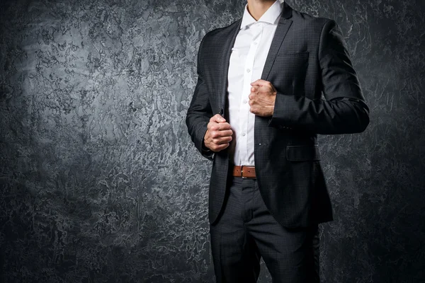 Hombre de traje contra pared de hormigón — Foto de Stock