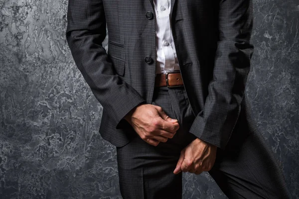 Człowiek zasunąć jego spodnie — Zdjęcie stockowe