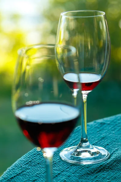 Copo de vinho na mesa — Fotografia de Stock