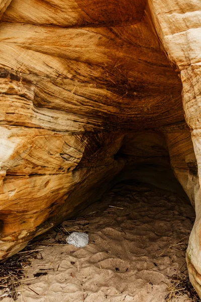 Sandklippen mit Höhlen — Stockfoto