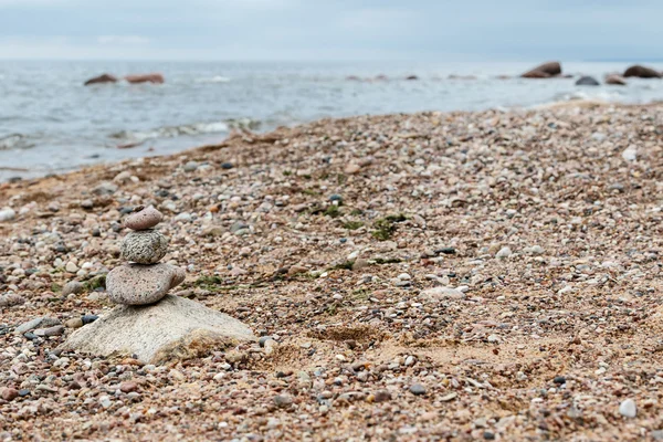 Piedras apiladas en la playa — Foto de Stock