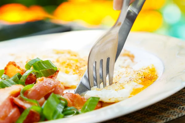 Жареные яйца с беконом и овощами — стоковое фото