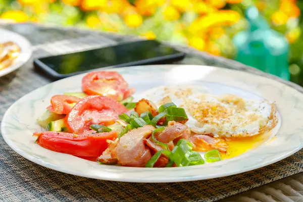 Stekt ägg med bacon och grönsaker — Stockfoto