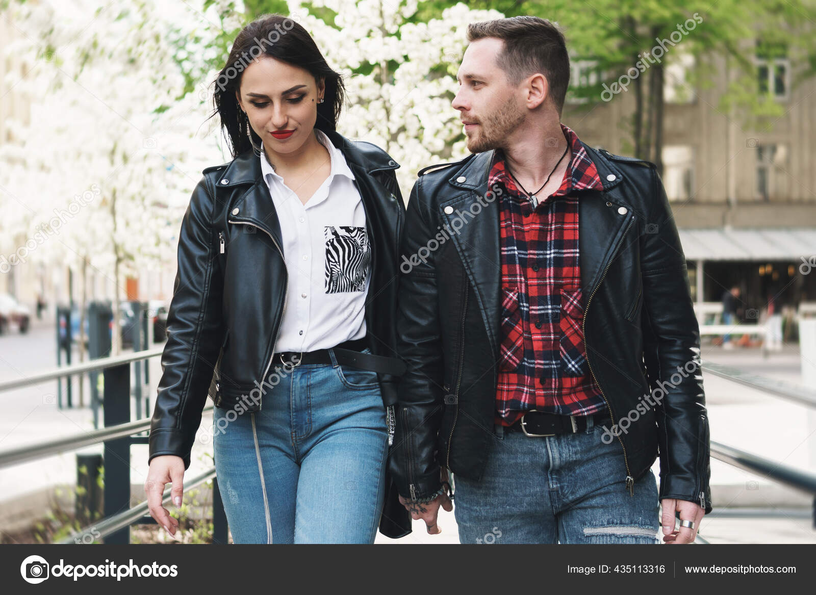 Young Beautiful Couple Wearing Leather Jackets Date Street — Stock