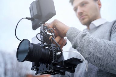 Video kaydı için modern kamera teçhizatı olan profesyonel bir kameraman.