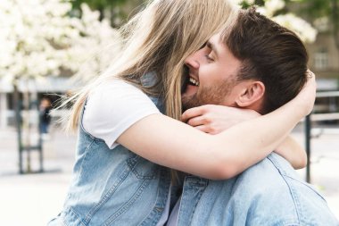 Genç ve şehvetli bir çiftin açık havada çekilmiş portresi.