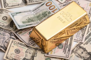 Pahalı altın külçeleri ve Amerikan dolarları.