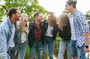 Bir grup iyi arkadaşın şehir parkında toplanıyor. Genç insanlar toplantı sırasında birbirlerini görmekten mutlu olurlar..