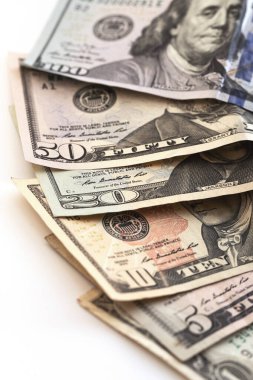Farklı Amerikan dolarlarının yakın plan fotoğrafları..