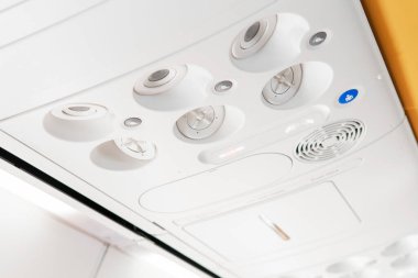 Bir uçaktaki yolcu servis ünitesi.