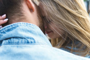 Genç, şehvetli ve sevgi dolu bir çiftin portresi.