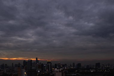 Günbatımında modern Bangkok şehrinin manzarası