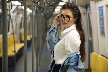 Seksi ve güzel model metro vagonunda poz veriyor.