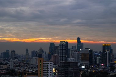 Günbatımında modern Bangkok şehrinin manzarası