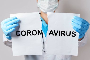 COVID-19 ile yapılan savaşta zafer kavramı. Doktor koronavirüsle kağıdı yırtmış..
