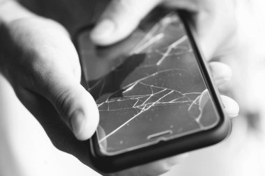 Akıllı telefon ekranında bozuk koruyucu film değiştirmek