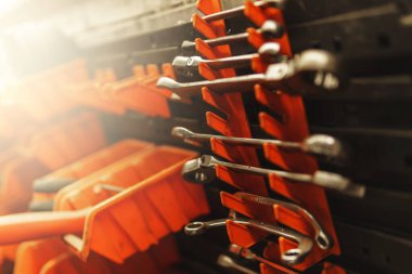 Atölyenin duvarında farklı çelik anahtarlar asılı.