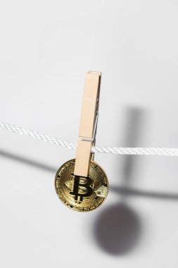 Bitcoin çengelli bir ipe asılır. Para aklama kavramı.