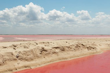 Meksika, Yucatan 'da gerçek pembe tuz gölü.