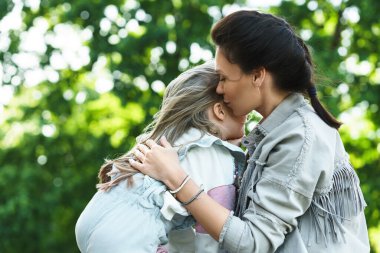 Genç anne ve küçük tatlı kızı sokakta.