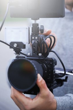 Video kaydı için modern kamera teçhizatına sahip bir kameraman