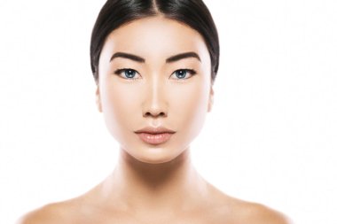 Ağır rötuşlu fotoğraf ya da dijital model kavramı. Mükemmel bir teni ve yüzü olan bir kadın beyaz arka planda izole edilmiş.