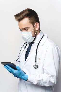Genç ve kendinden emin doktor işi için tablet bilgisayar kullanıyor. 