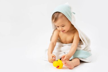 Bebek hijyeni ve bakımı. Banyo yaptıktan sonra kapüşonlu havluya sarılmış tatlı bir çocuk. .
