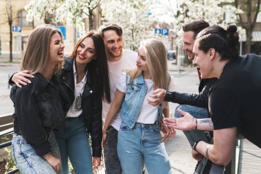 Bir grup iyi arkadaş sokakta eğleniyor. Genç insanlar toplantı sırasında birbirlerini görmekten mutlu olurlar..
