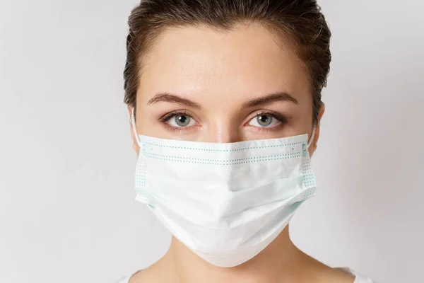 Junge Kaukasierin Trägt Zum Schutz Vor Virus Eine Gesichtsmaske — Stockfoto