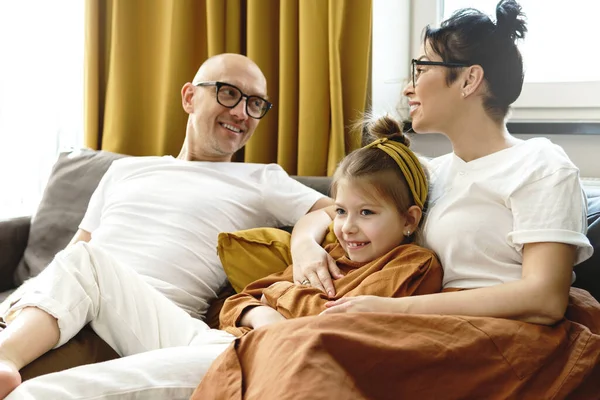 Família Feliz Sentado Relaxante Sofá Casa — Fotografia de Stock