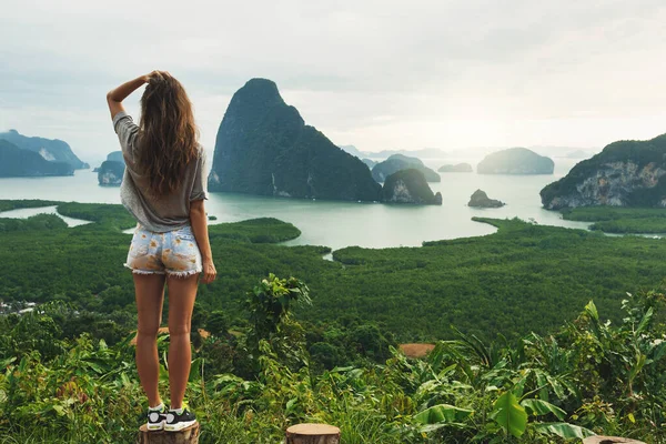 Jonge Vrouw Kijkt Naar Het Prachtige Landschap Baai Van Phang — Stockfoto